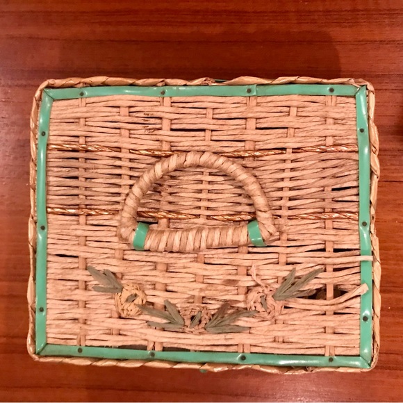 Vintage-1960s Wicker Sewing Basket, wood bottom, satiny fabric inside, Japan - Picture 5 of 5